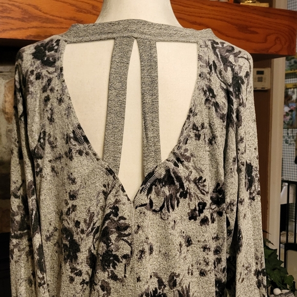 Maurices Black and Gray Floral V-Neck Sweater - Picture 6 of 12